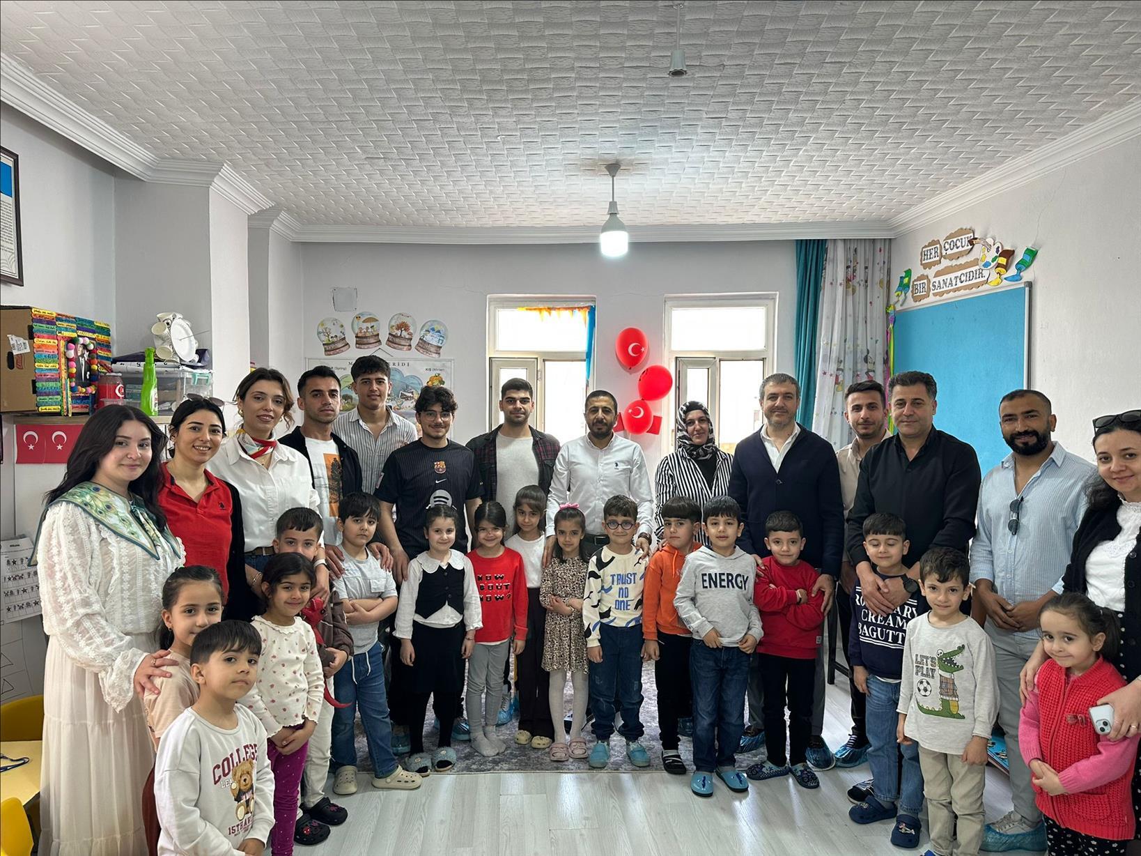 ogrencilerin-emegiyle-hazirlanan-oyuncaklarla-vakif-anaokuluna-anlamli-ziyaret